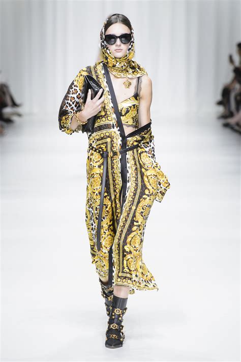 Versace P/E 2021/22 Riedizione dell'abito con spilla di  .